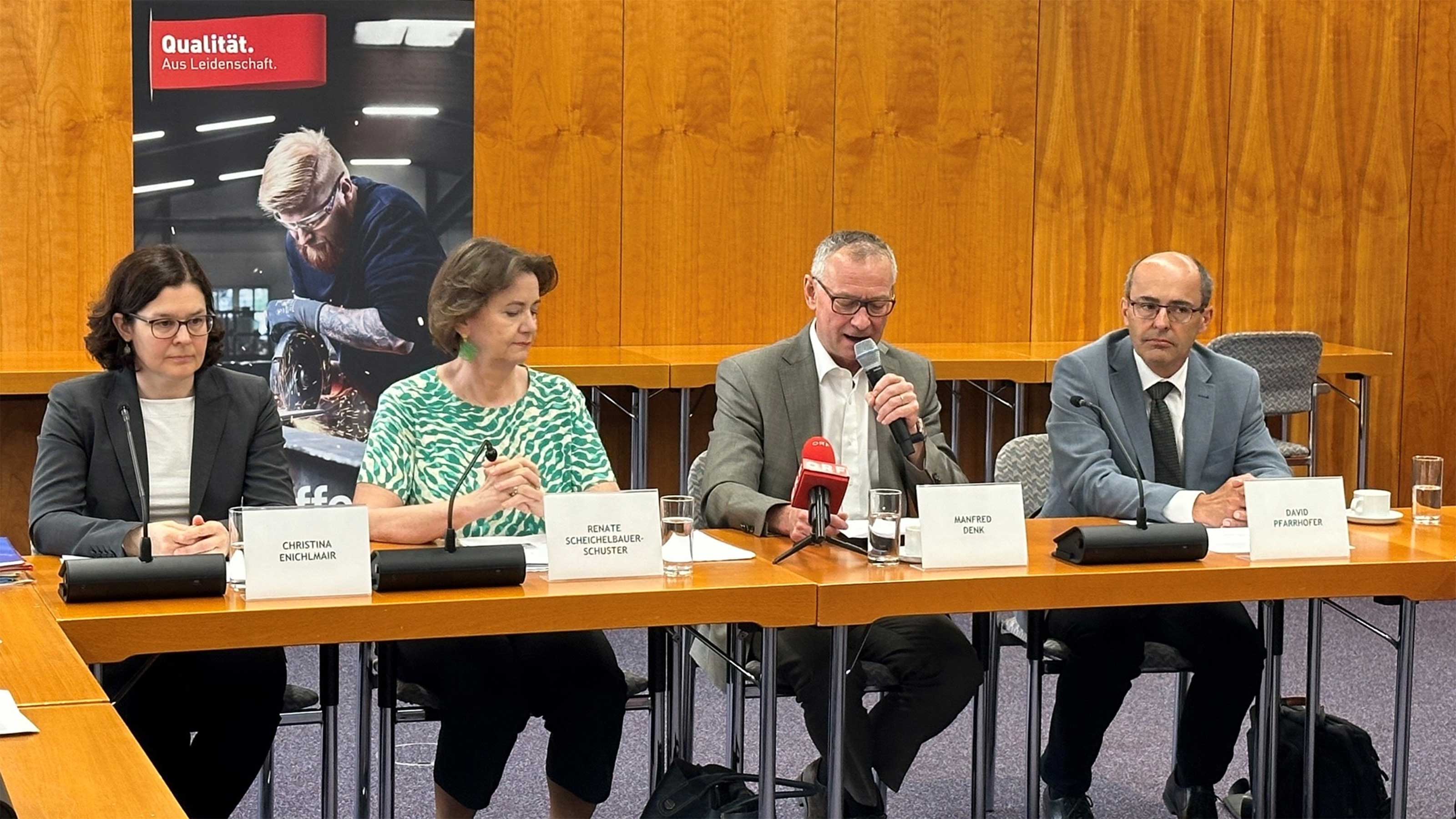 Christina Enichlmair (KMU Forschung Austria), Renate Scheichelbauer-Schuster (Bundesspartenobfrau Gewerbe und Handwerk), Manfred Denk (BIM Sanitär-, Heizungs- und Lüftungstechniker) und David Pfarrhofer (Market Institute) bei der Spartenpressekonferenz